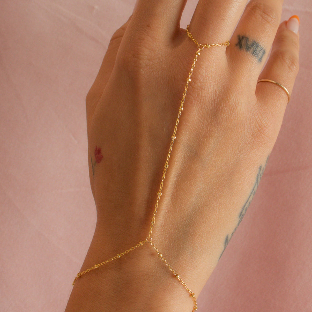 Chaîne de main perlée