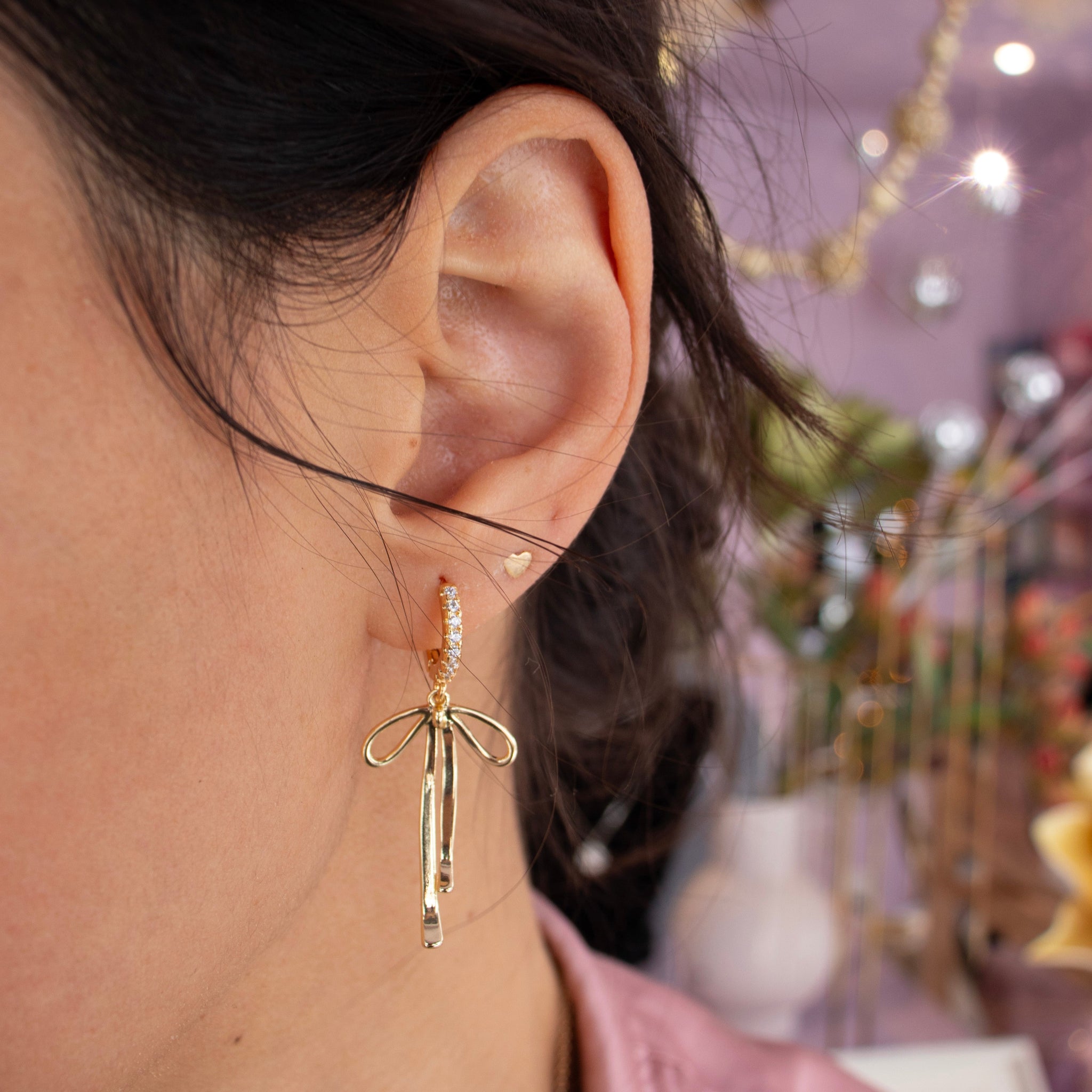 [ANGEODOR] Ribbon Earring ★人気 ★ GLITTER RIBBON EARRINGS イヤリング / TOCCA | ファッション