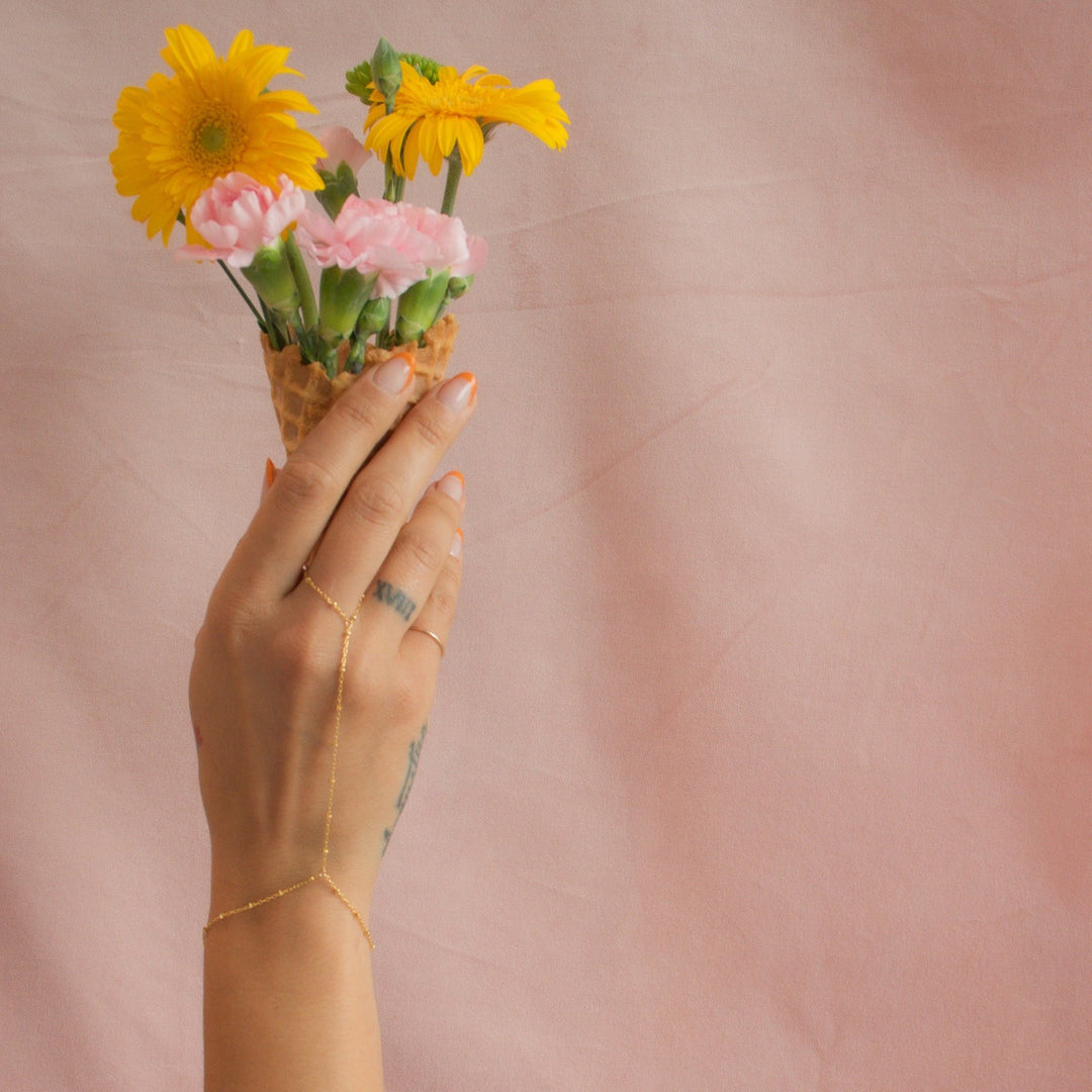 Chaîne de main perlée