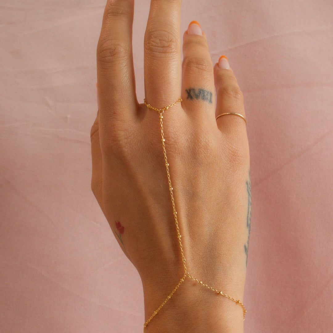 Chaîne de main perlée