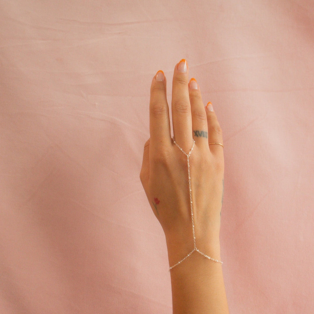 Chaîne de main perlée