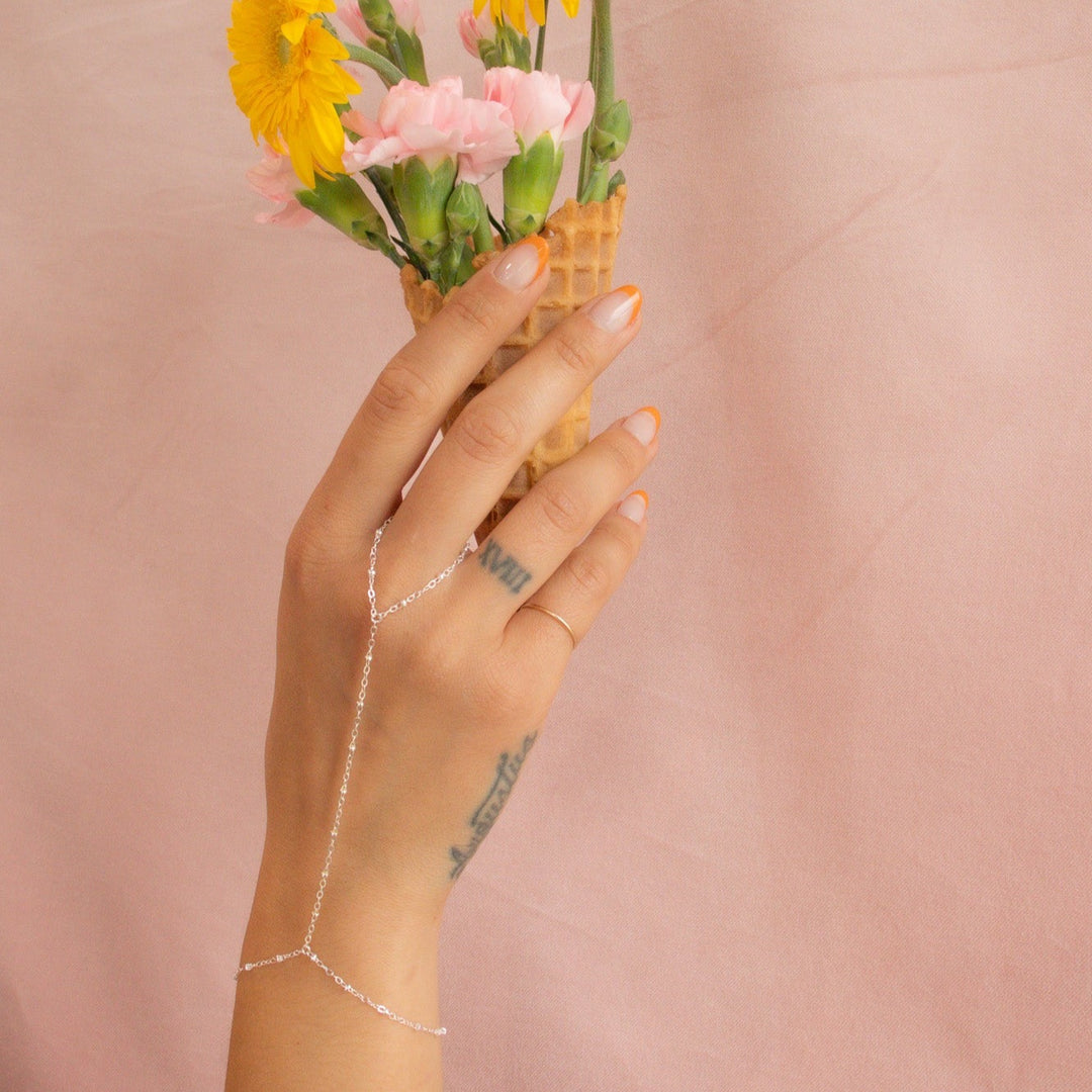 Chaîne de main perlée