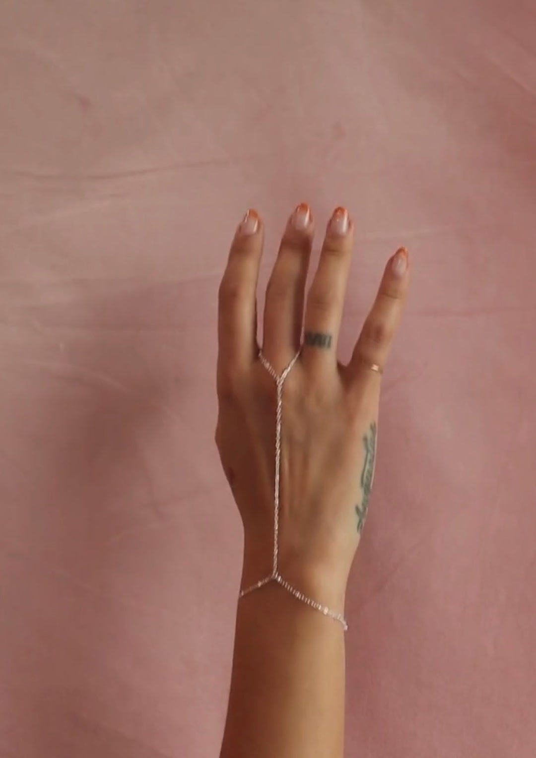 Chaîne de main perlée