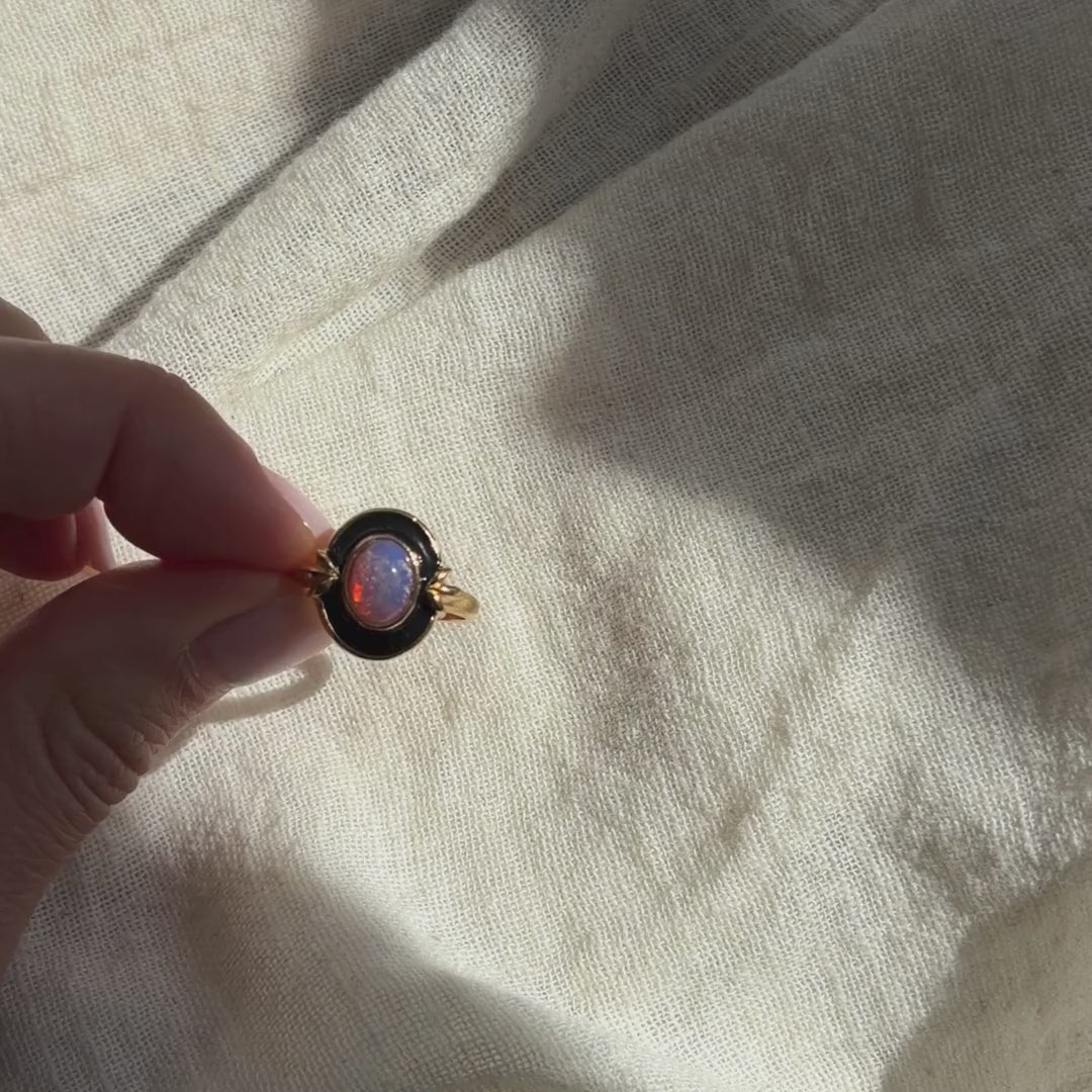 Bague vintage Avon en émail noir imitation opale de feu
