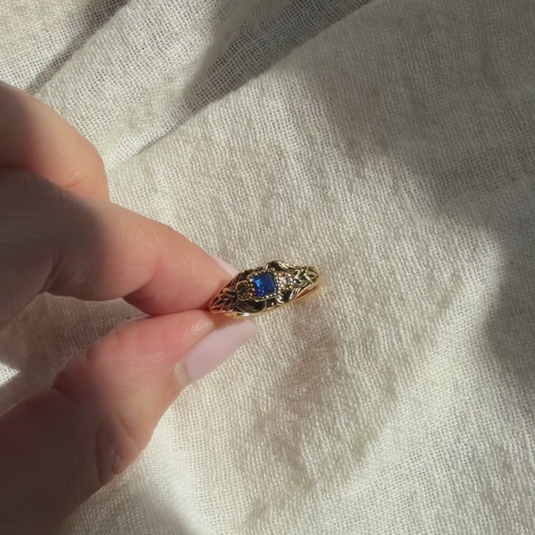 Bague vintage Avon Treasured Memories en filigrane avec faux saphir bleu