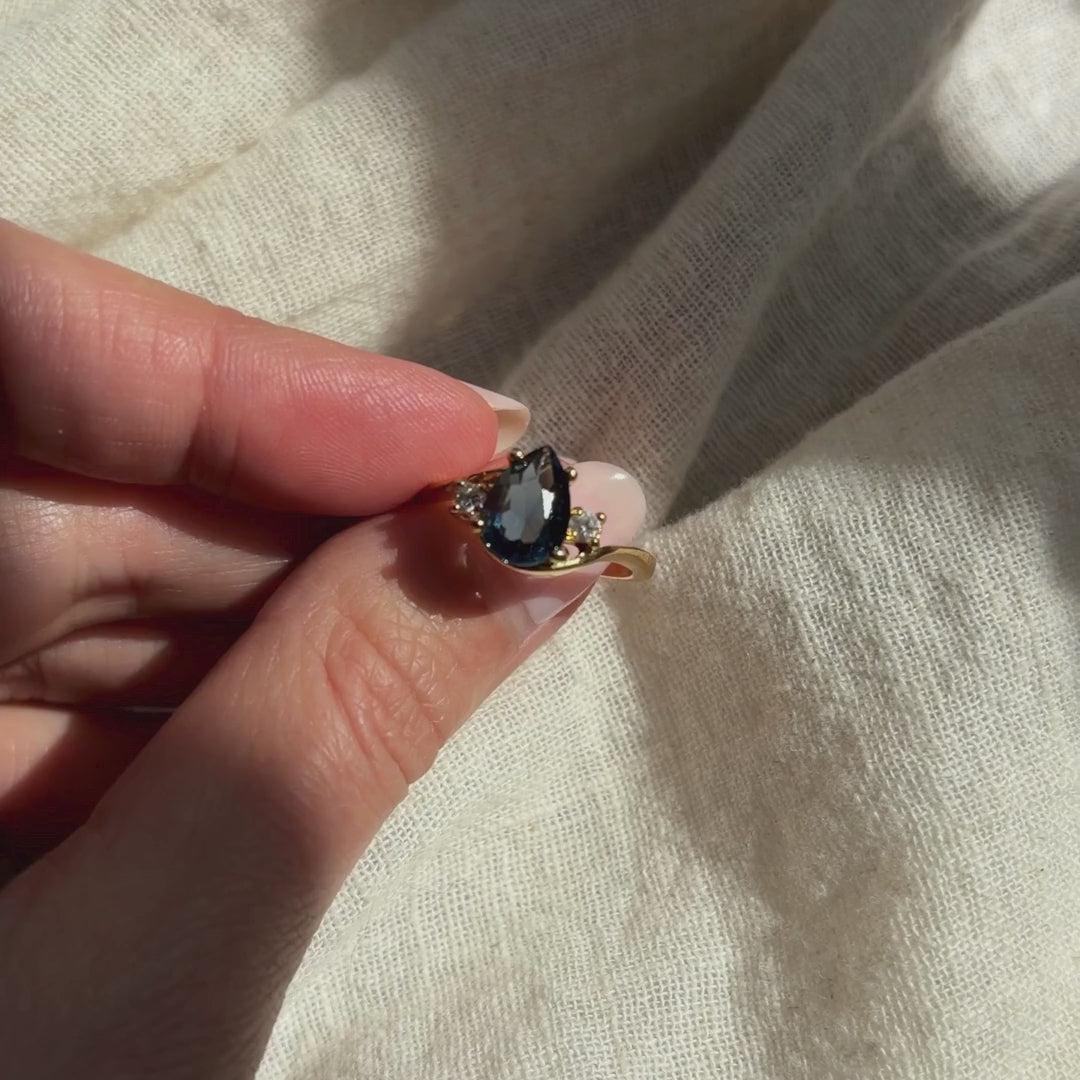 Vintage Emerald Green Teardrop Crystal Rhinestone Ring