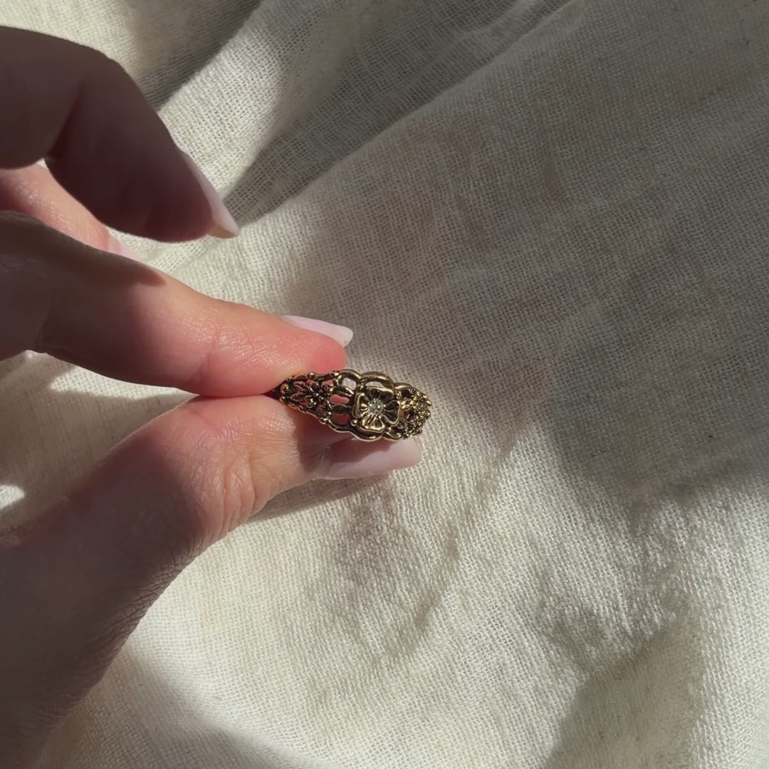 Bague vintage Avon en filigrane floral ornée de strass