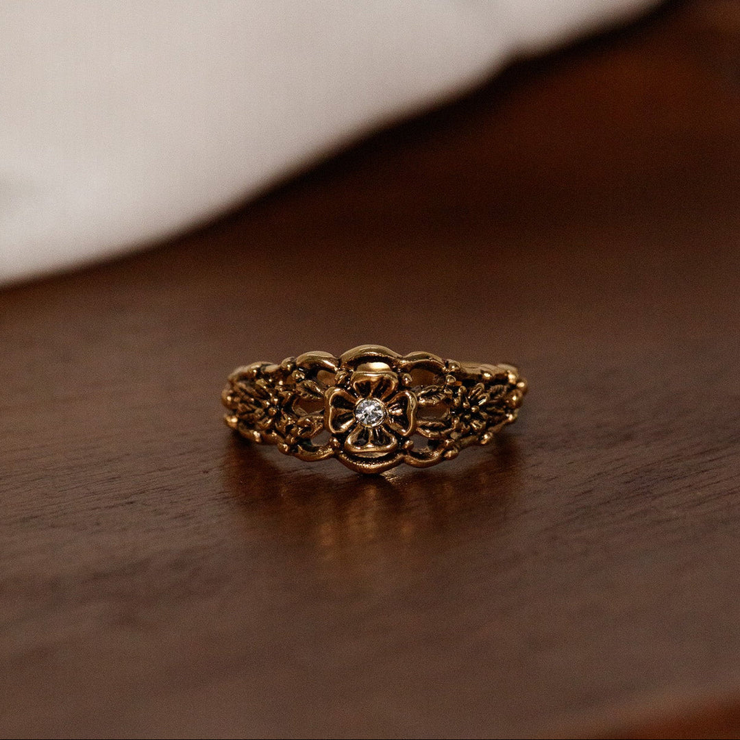 Bague vintage Avon en filigrane floral ornée de strass