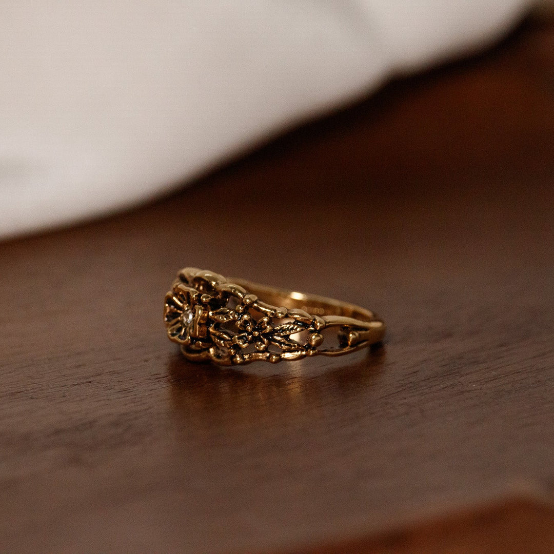 Bague vintage Avon en filigrane floral ornée de strass