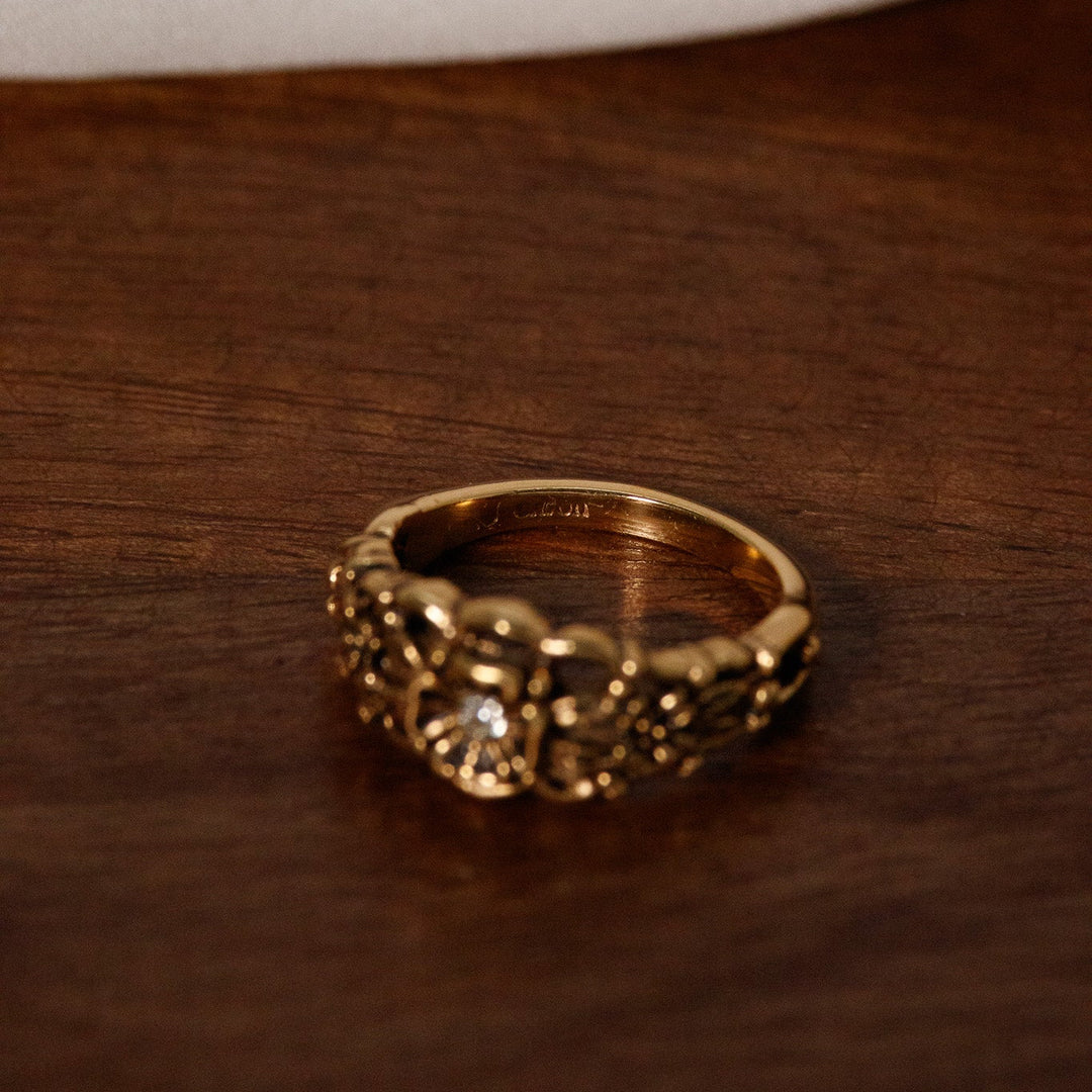 Bague vintage Avon en filigrane floral ornée de strass