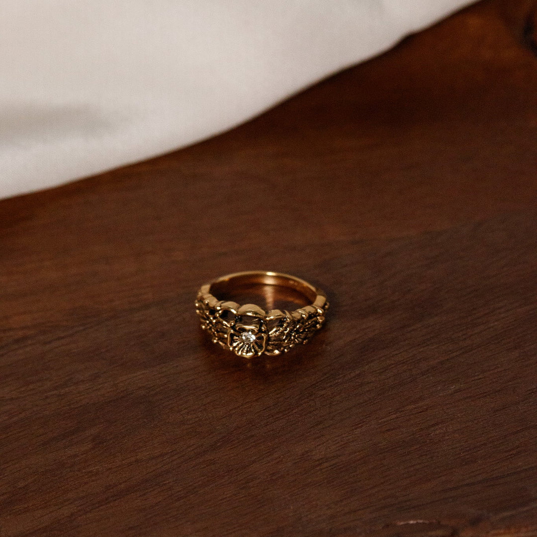 Bague vintage Avon en filigrane floral ornée de strass