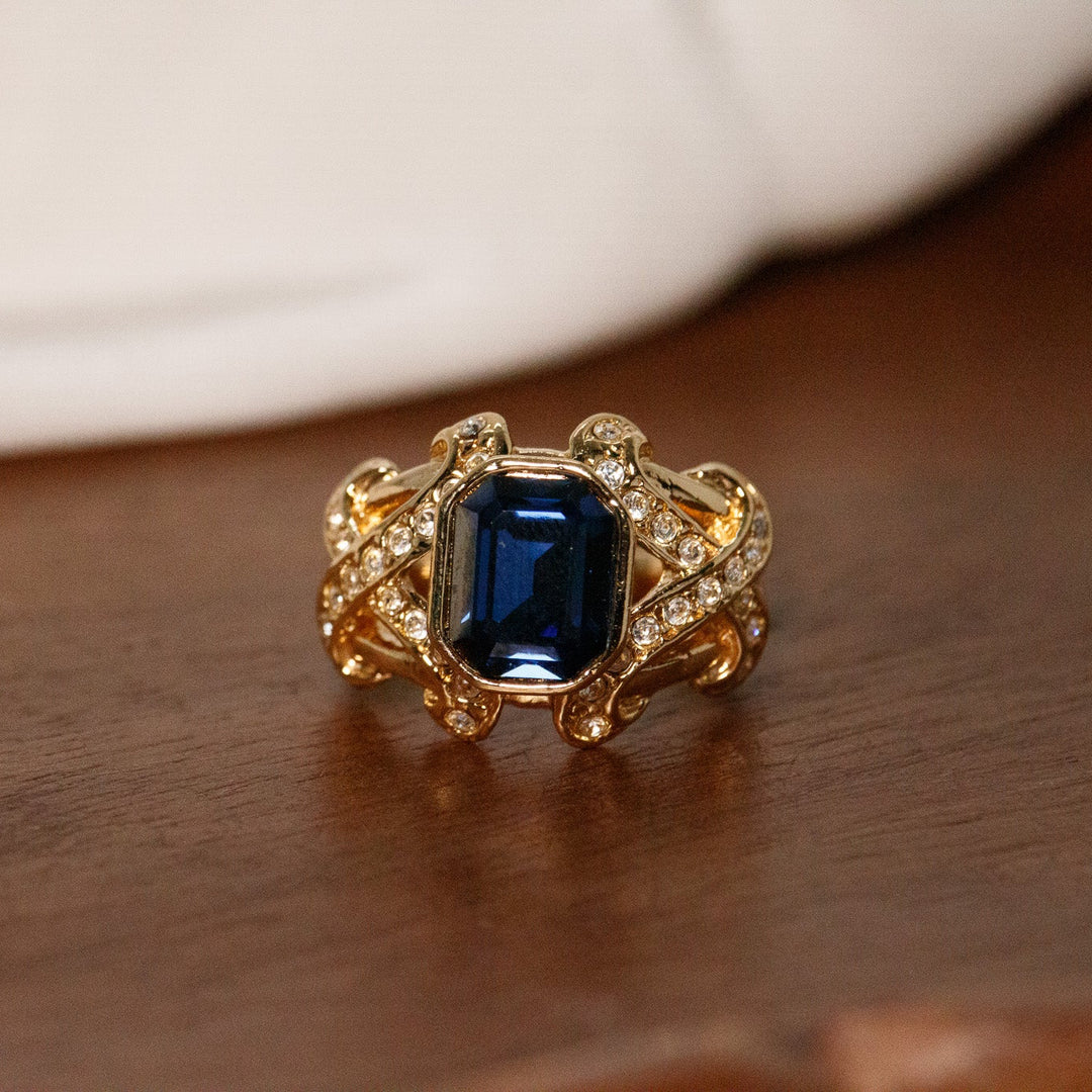 Vintage Elizabeth Taylor Avon Sparkle Kiss Blue Sapphire Ring
