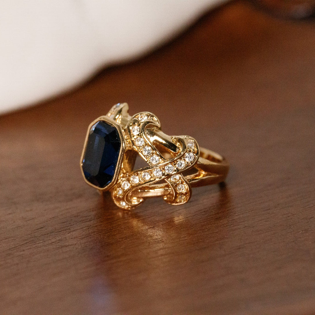 Vintage Elizabeth Taylor Avon Sparkle Kiss Blue Sapphire Ring