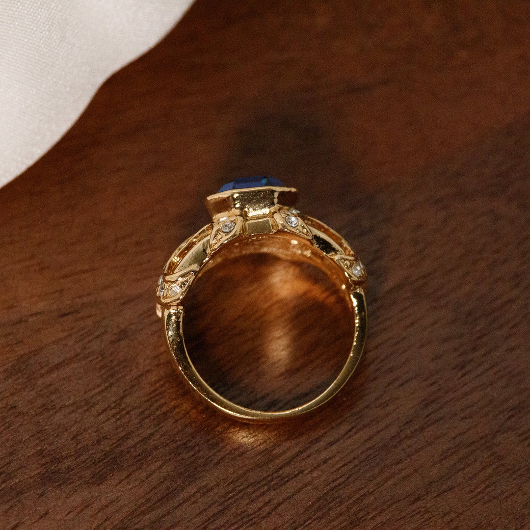 Vintage Elizabeth Taylor Avon Sparkle Kiss Blue Sapphire Ring