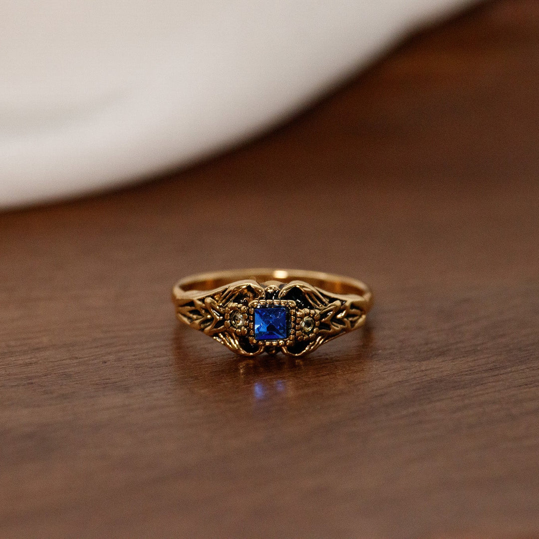 Bague vintage Avon Treasured Memories en filigrane avec faux saphir bleu