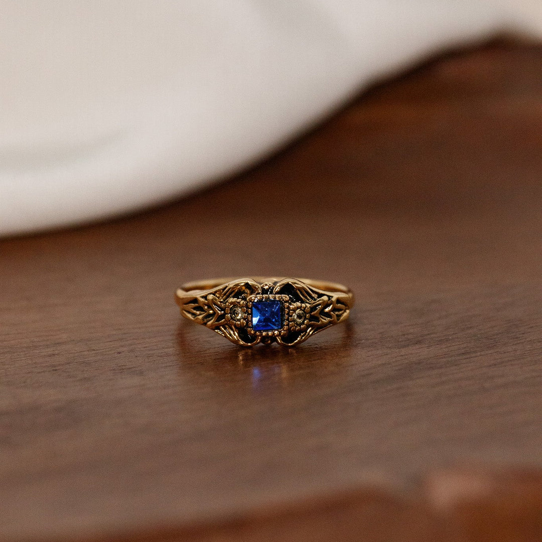 Bague vintage Avon Treasured Memories en filigrane avec faux saphir bleu