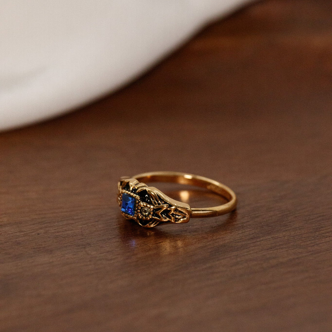 Bague vintage Avon Treasured Memories en filigrane avec faux saphir bleu