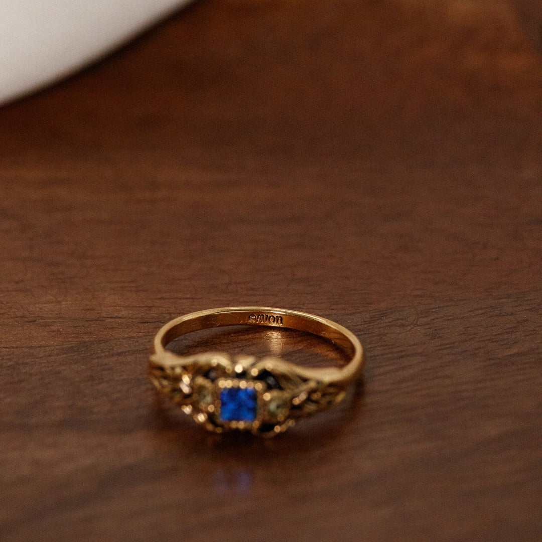 Bague vintage Avon Treasured Memories en filigrane avec faux saphir bleu