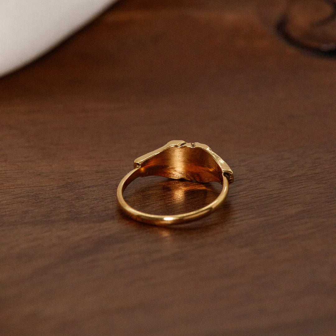 Bague vintage Avon Treasured Memories en filigrane avec faux saphir bleu