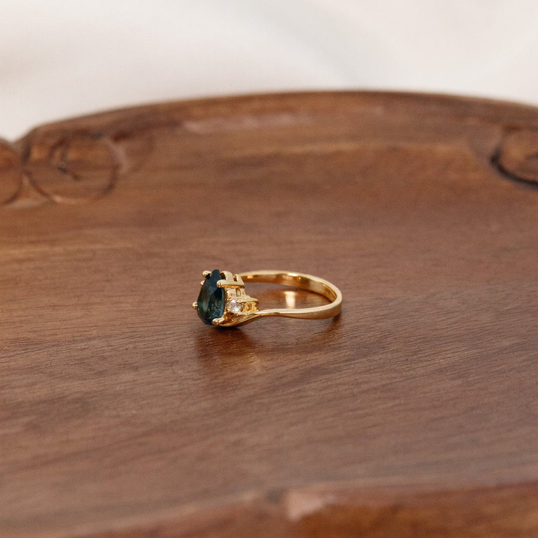 Vintage Emerald Green Teardrop Crystal Rhinestone Ring
