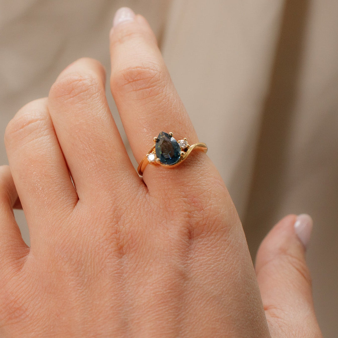Vintage Emerald Green Teardrop Crystal Rhinestone Ring