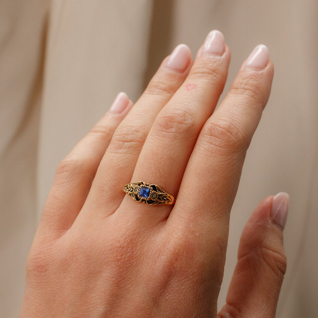 Bague vintage Avon Treasured Memories en filigrane avec faux saphir bleu