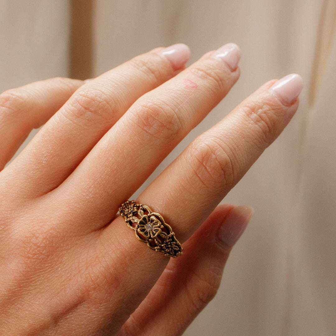 Bague vintage Avon en filigrane floral ornée de strass