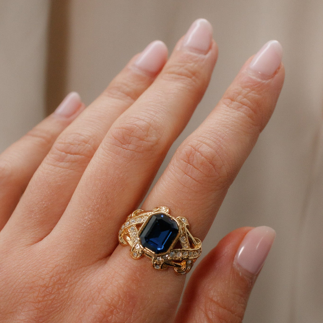 Vintage Elizabeth Taylor Avon Sparkle Kiss Blue Sapphire Ring