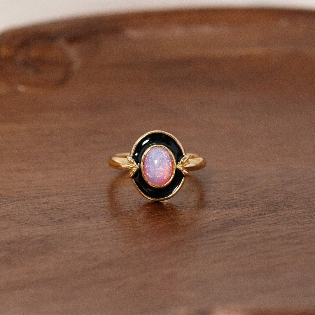 Bague vintage Avon en émail noir imitation opale de feu