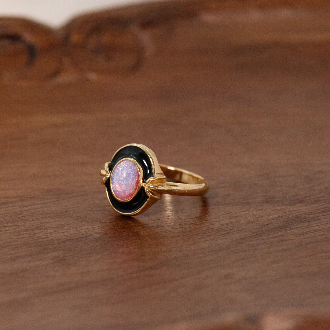Bague vintage Avon en émail noir imitation opale de feu