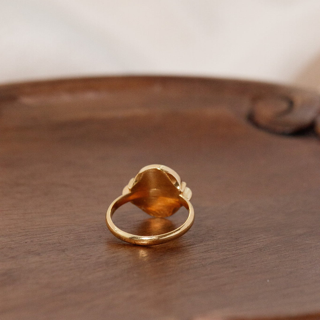 Bague vintage Avon en émail noir imitation opale de feu