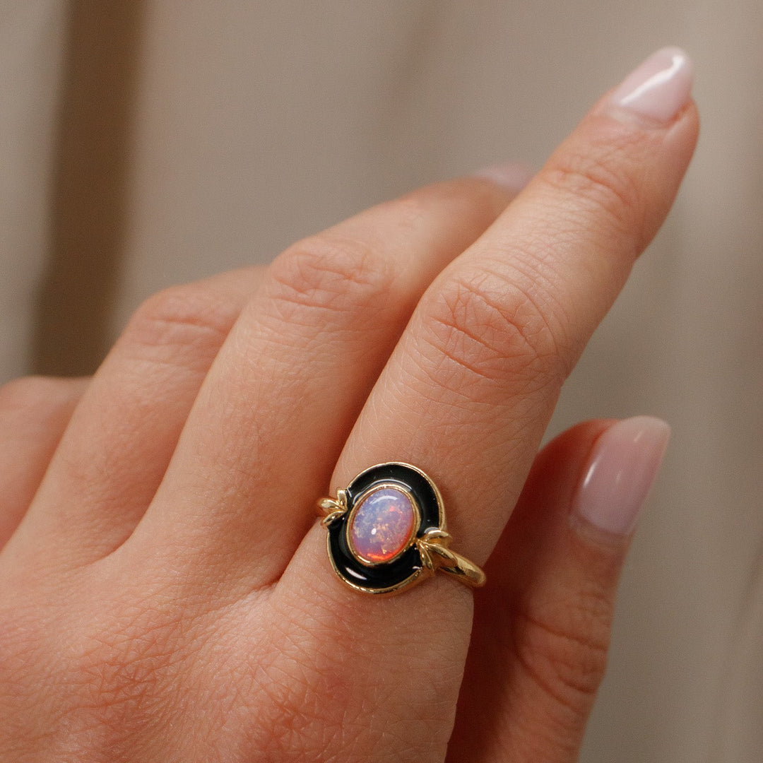 Bague vintage Avon en émail noir imitation opale de feu
