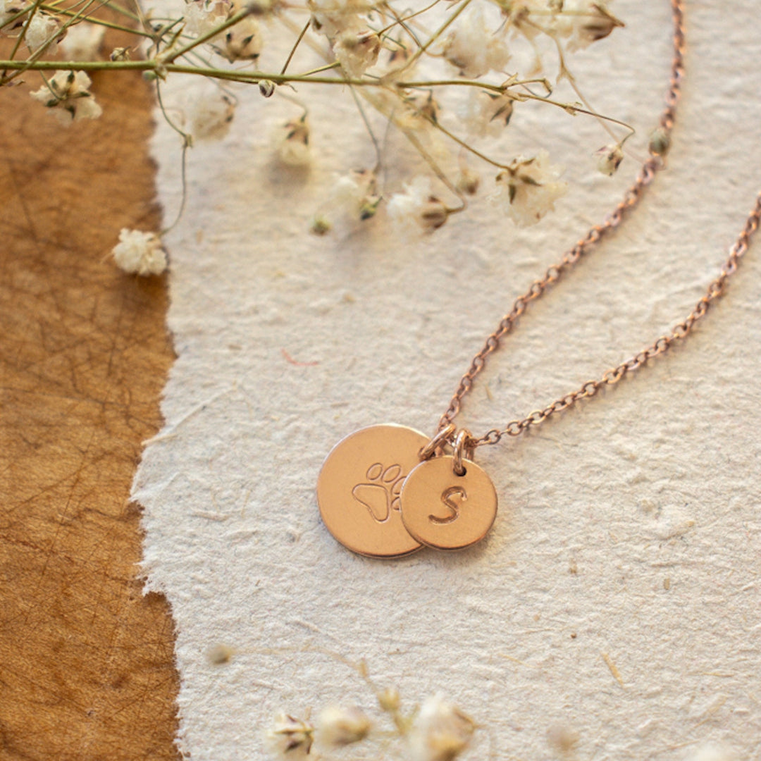 Collier avec empreinte de patte et initiale