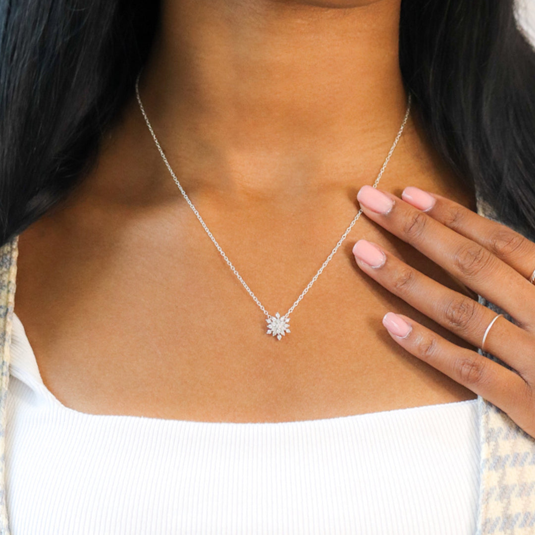 Collier en forme de flocon de neige scintillant