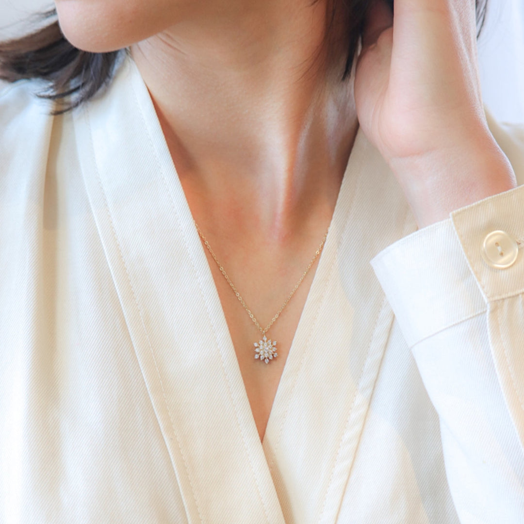 Collier en forme de flocon de neige scintillant