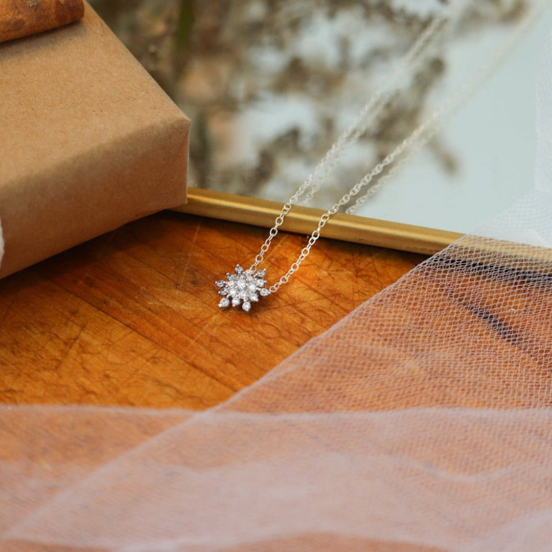 Collier en forme de flocon de neige scintillant