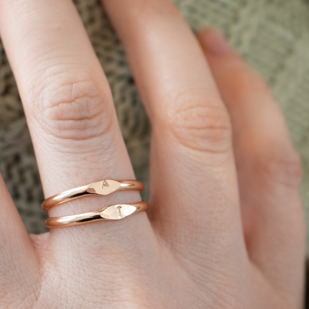 Petite chevalière initiale