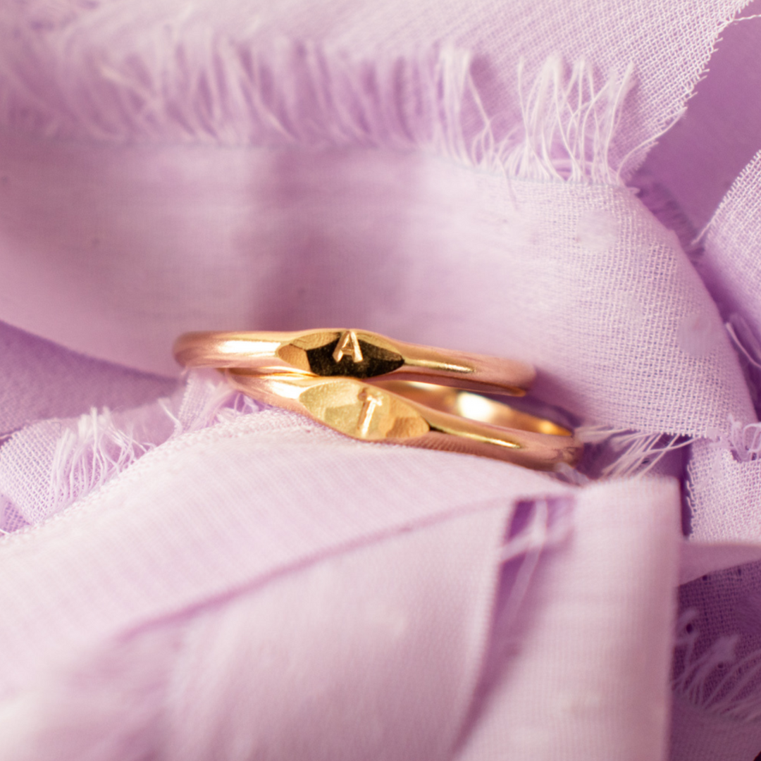 Petite chevalière initiale