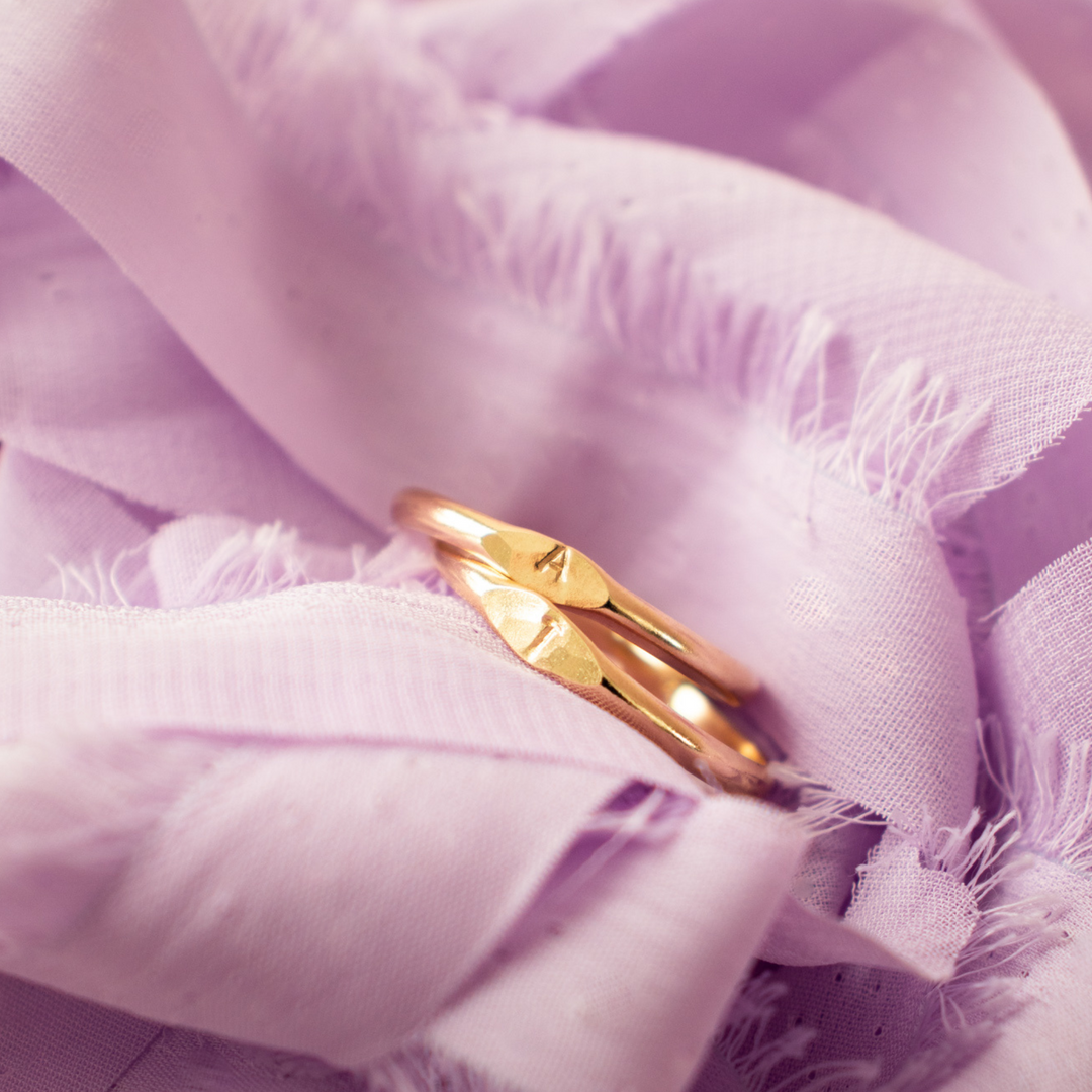 Petite chevalière initiale