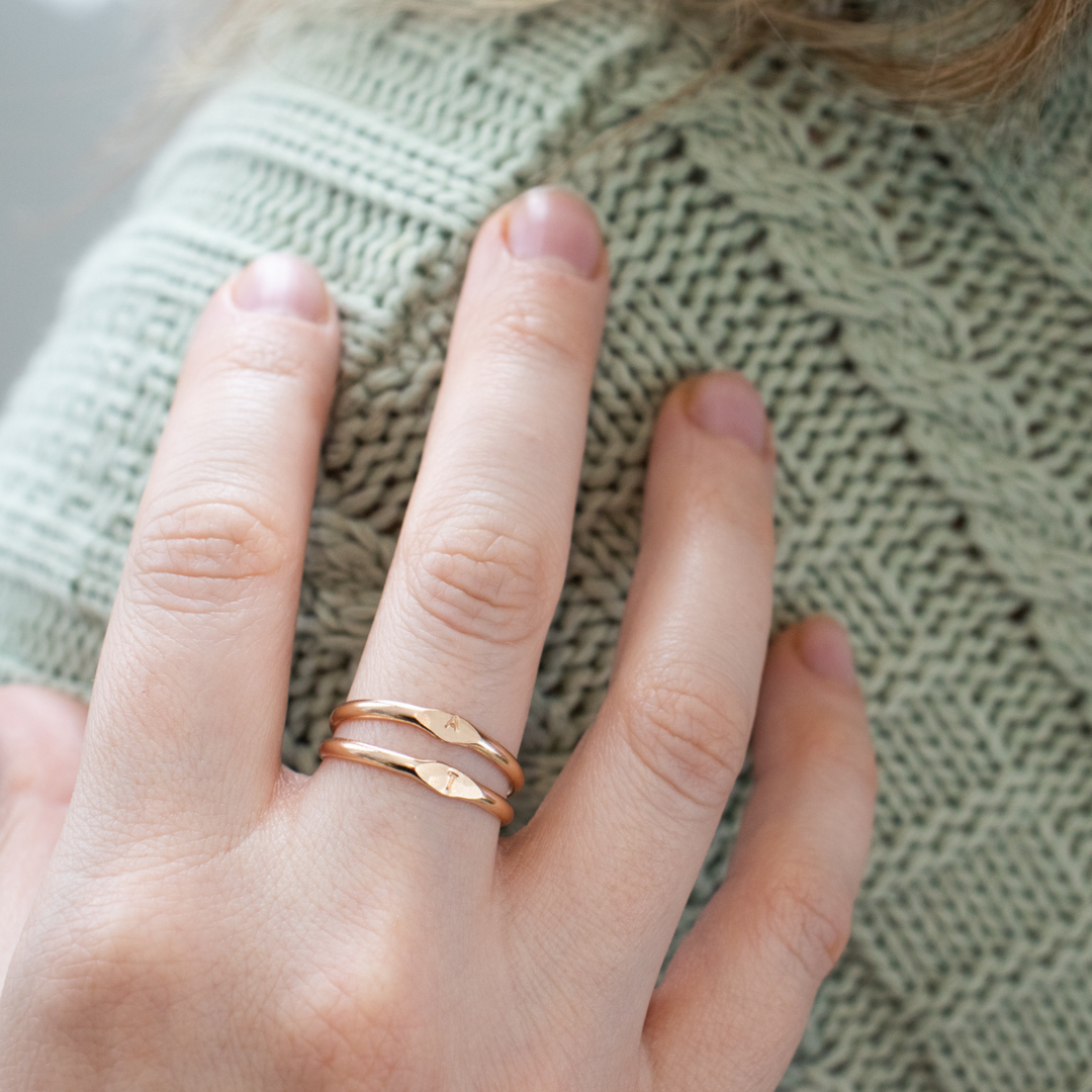 Petite chevalière initiale